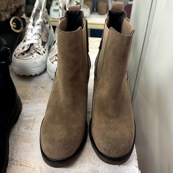 Bos&co,tan,5.5 - Picture 1 of 3